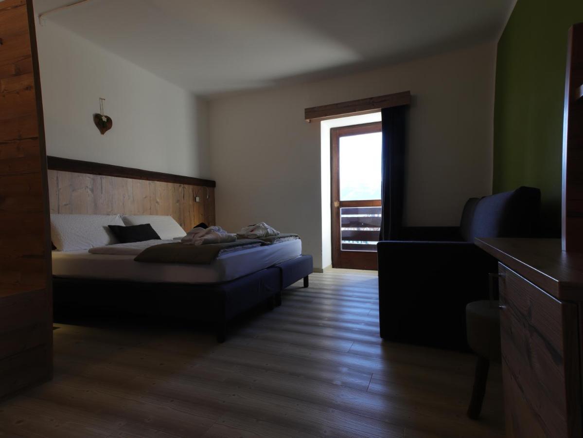 Hotel Alla Rocca Varena Buitenkant foto