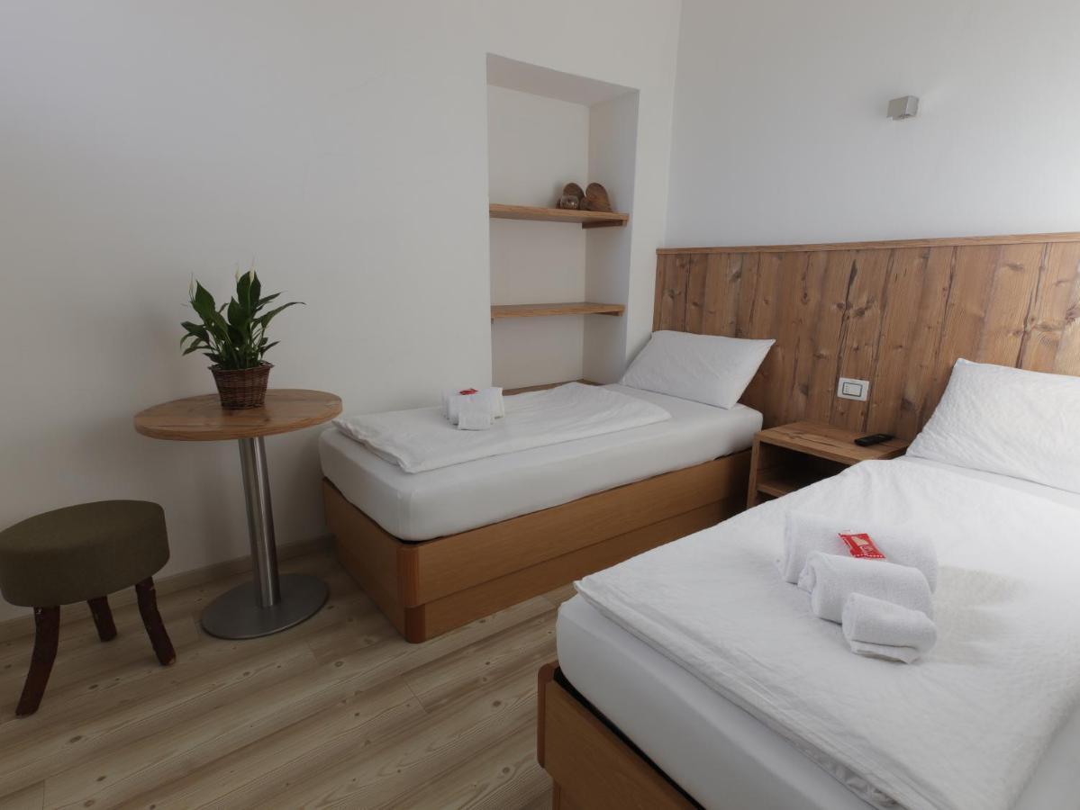 Hotel Alla Rocca Varena Buitenkant foto