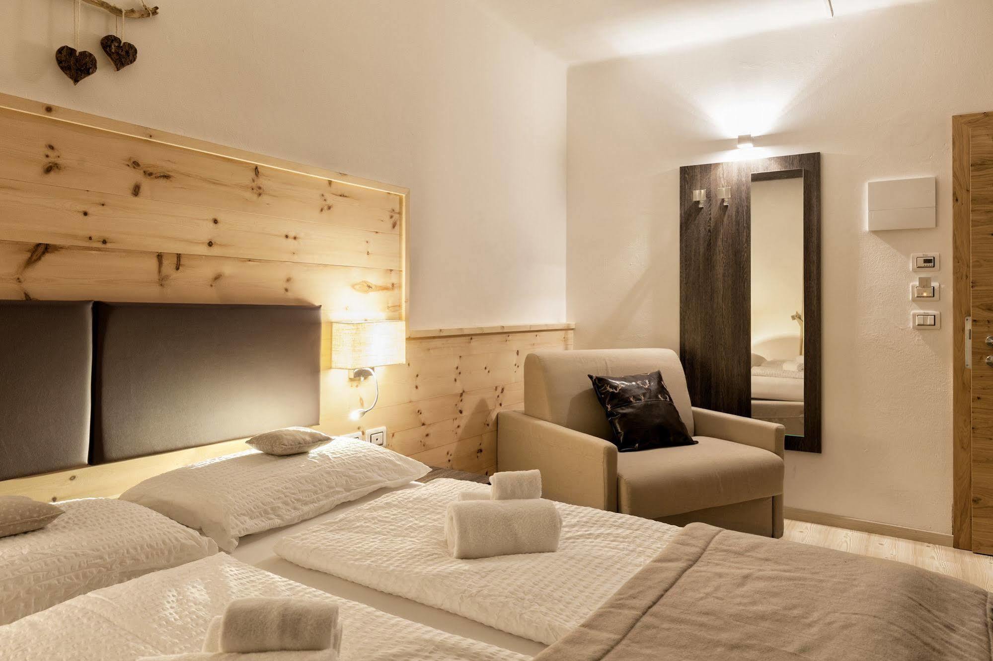 Hotel Alla Rocca Varena Buitenkant foto