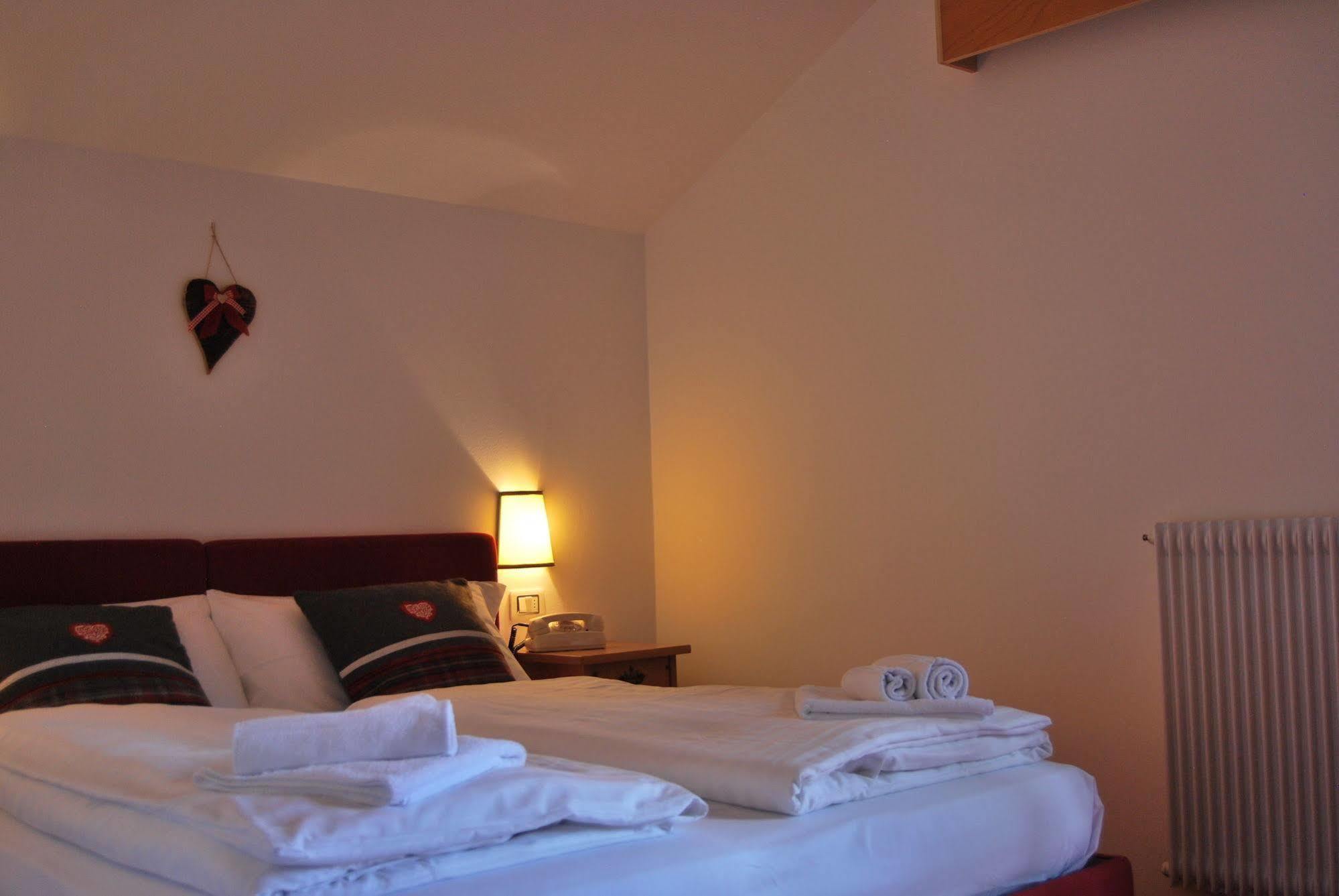 Hotel Alla Rocca Varena Buitenkant foto