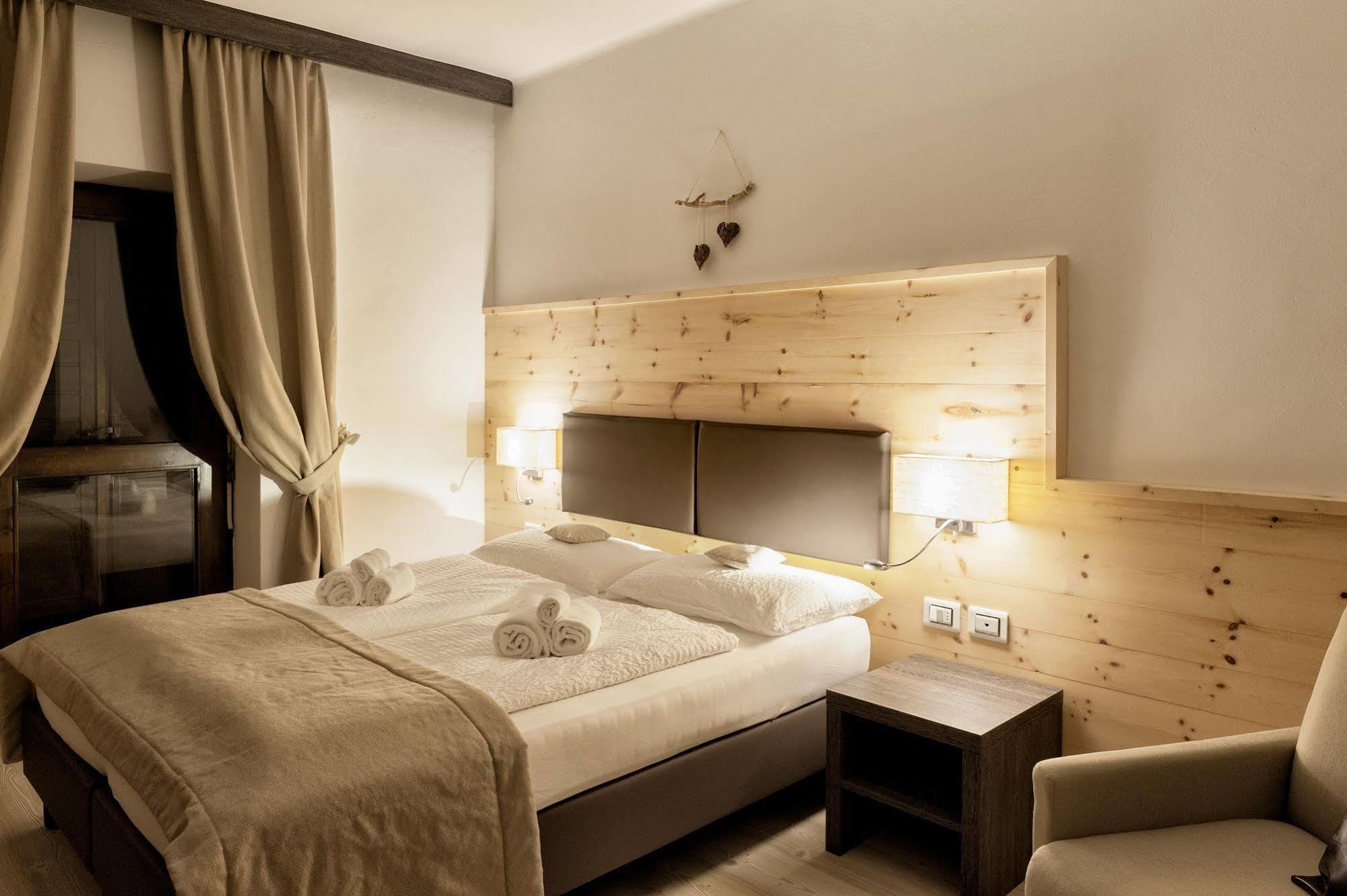 Hotel Alla Rocca Varena Buitenkant foto